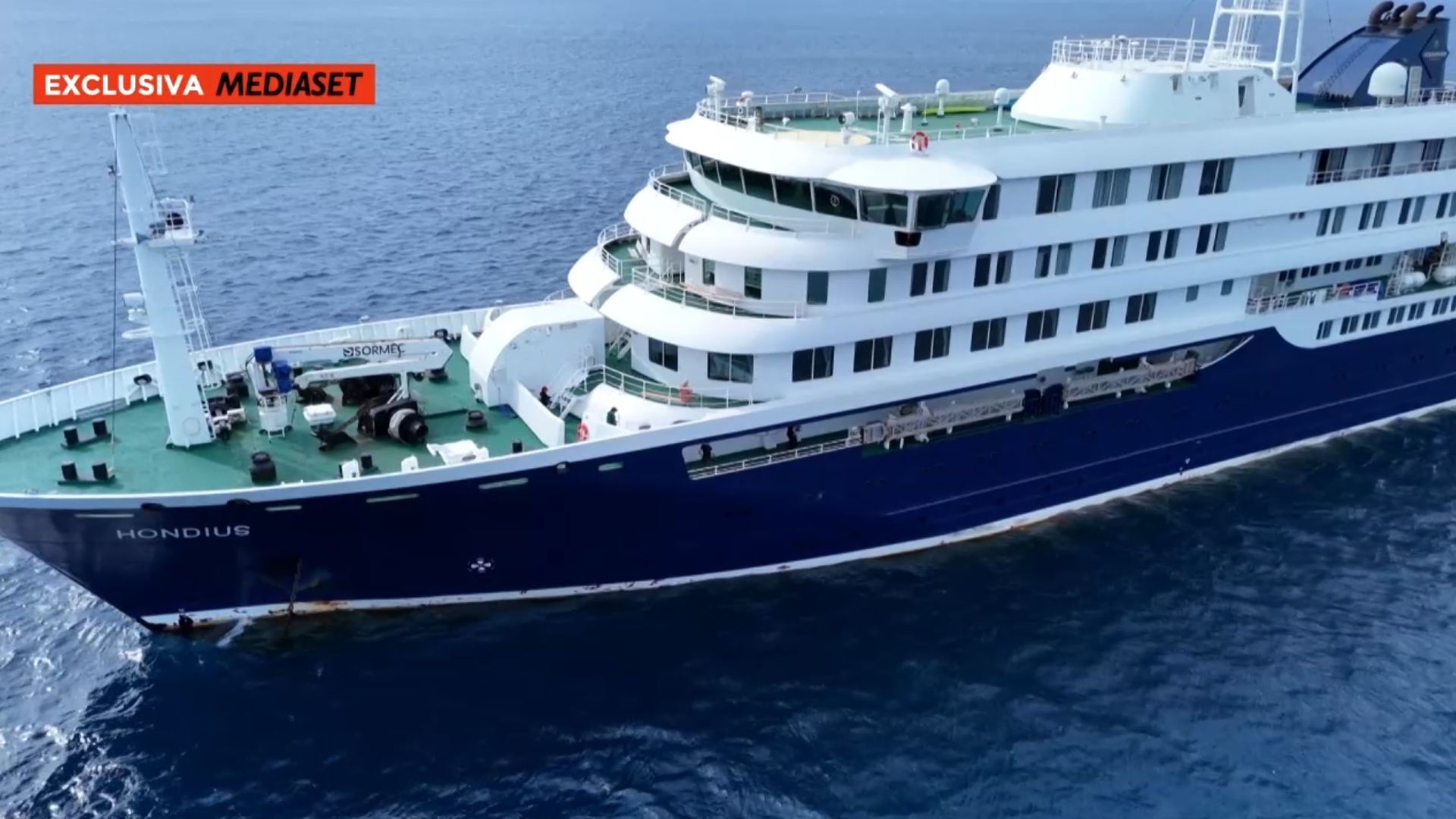 Exclusiva| Las imágenes del crucero MV Hondius frente a Cabo Verde: hay pasajeros en cubierta totalmente aislados
