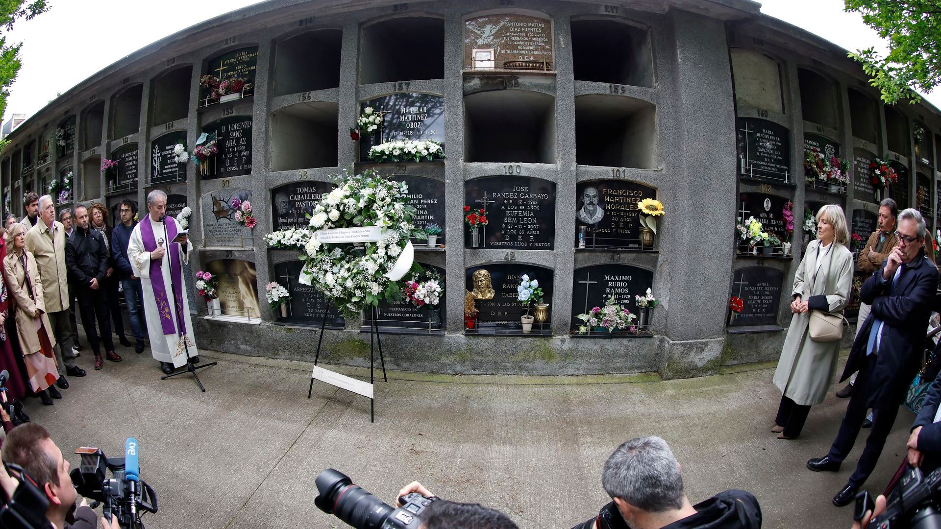 Familia, amigos y autoridades navarras recuerdan a Tomás Caballero, asesinado por ETA