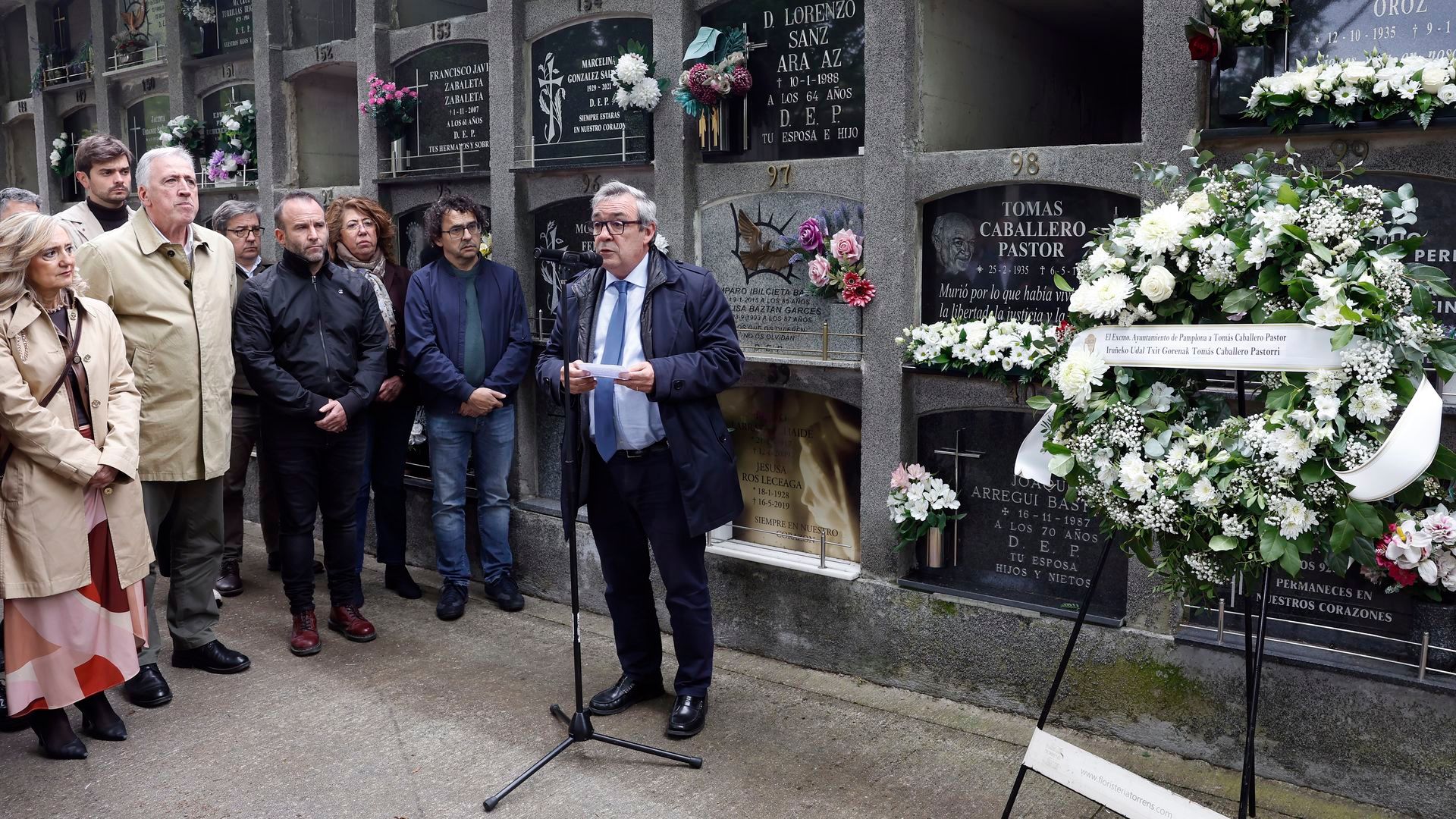 Familia, amigos y autoridades navarras recuerdan a Tomás Caballero, asesinado por ETA