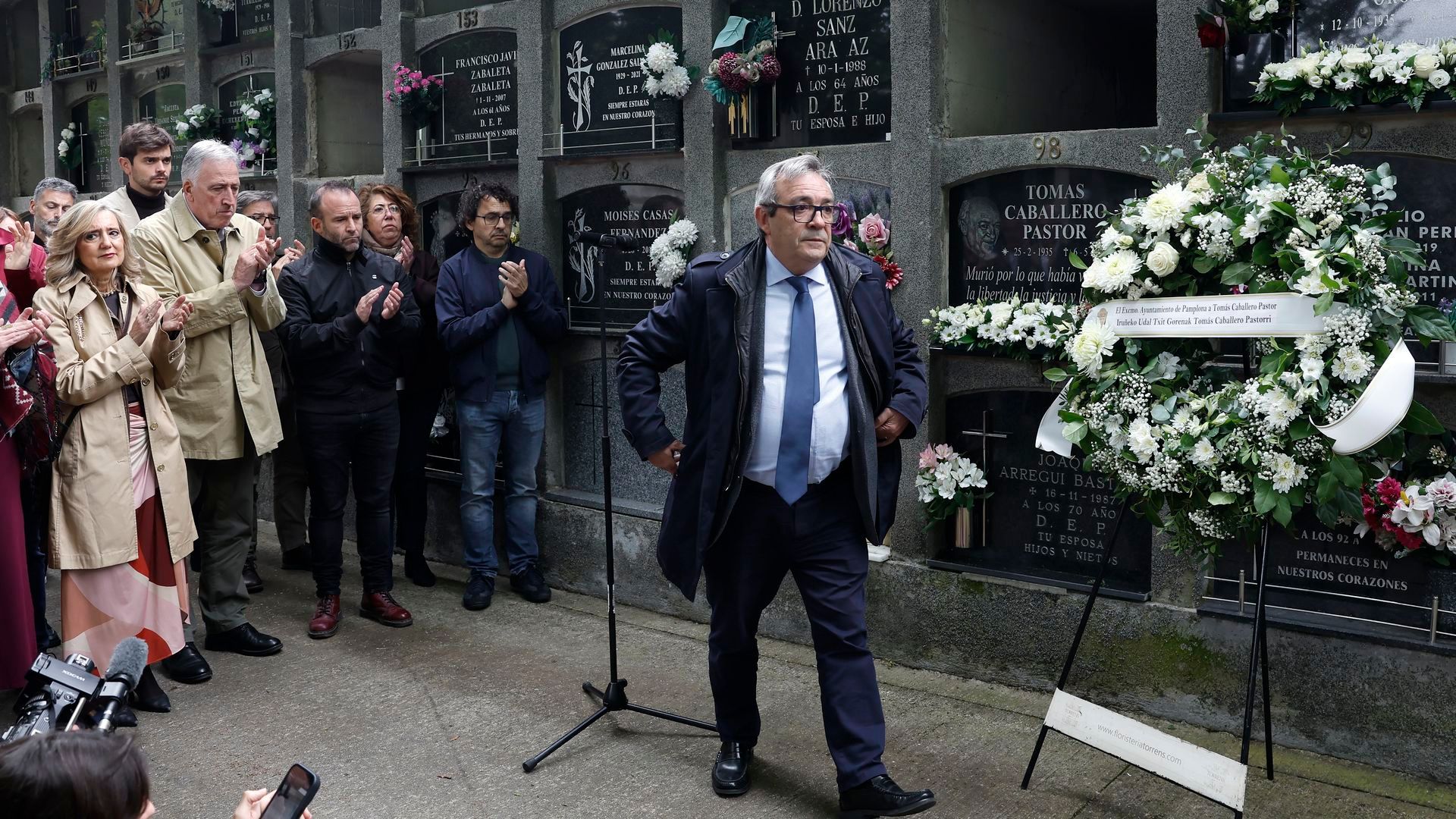 Familia, amigos y autoridades navarras recuerdan a Tomás Caballero, asesinado por ETA
