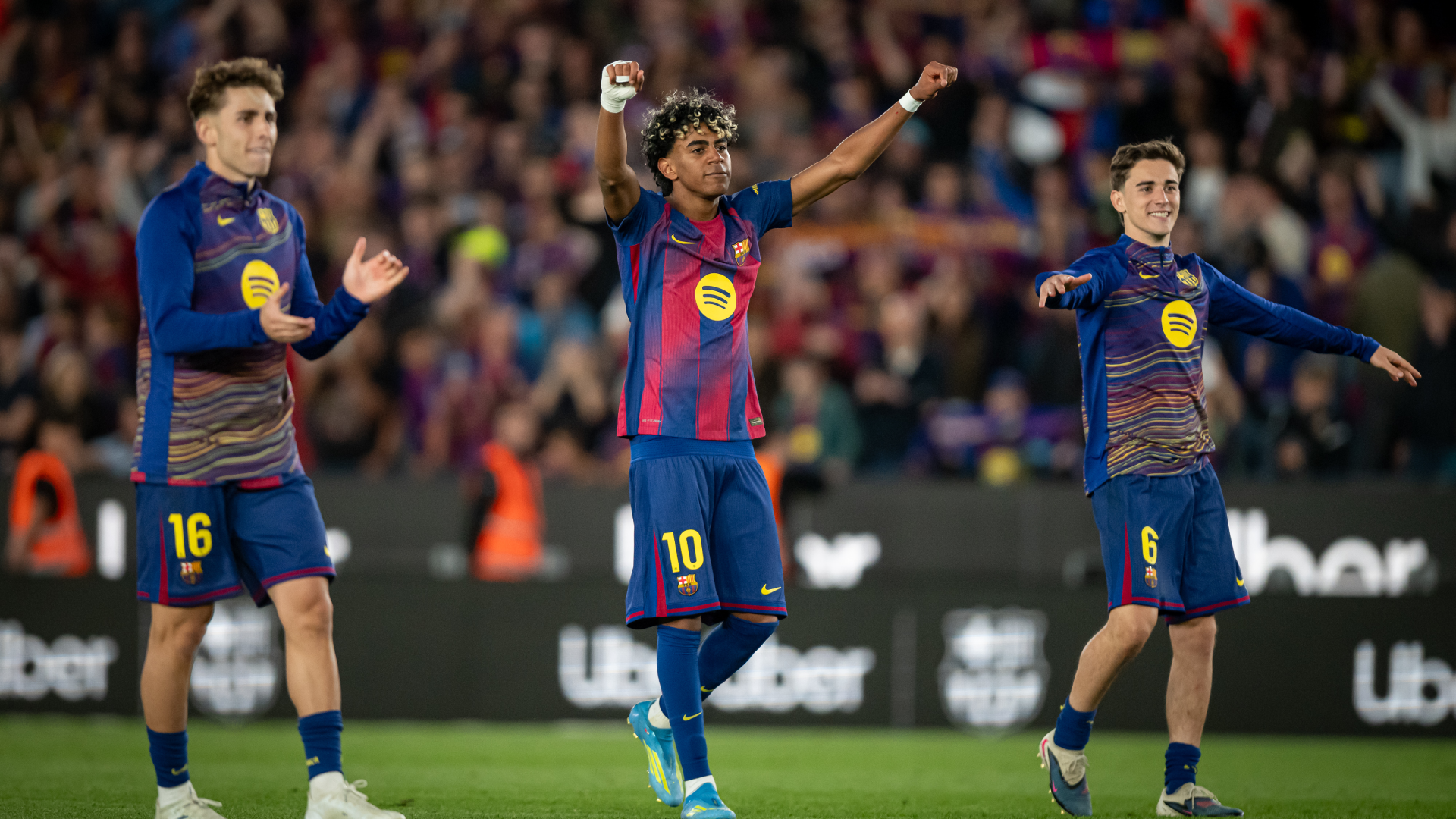 Fermín, Lamine Yamal y Gavi celebran el triunfo del Barcelona ante el Espanyol