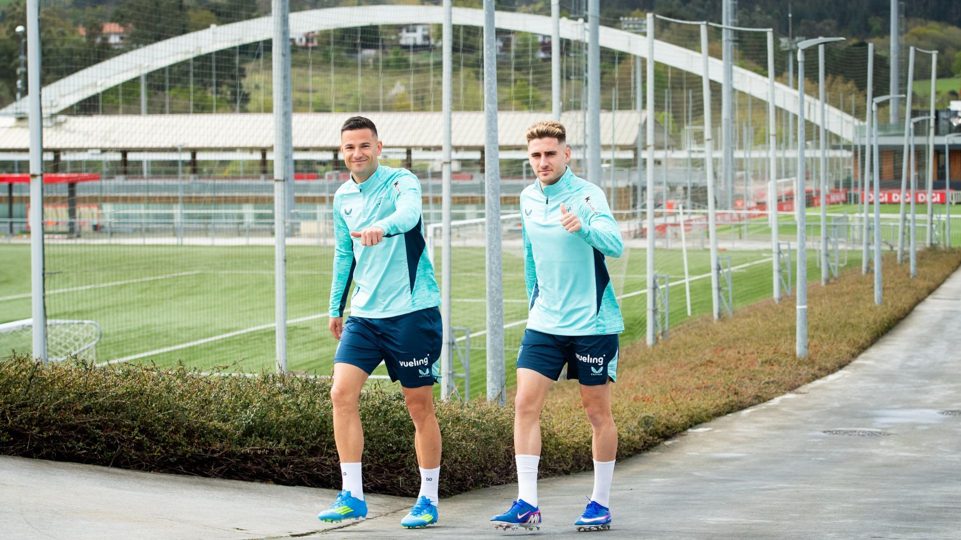 Gorka Guruzeta y Robert Navarro entran al entrenamiento en Lezama