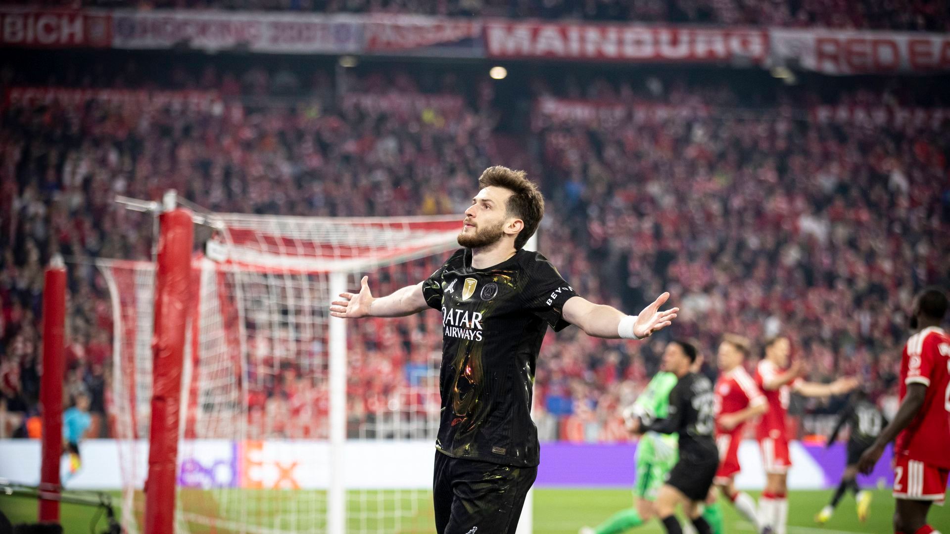 Kvicha Kvaratskhelia celebra su gol al Bayern
