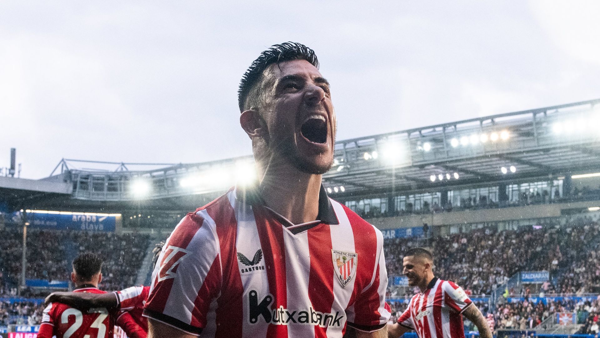 La garra de Yuri Berchiche en el derbi ante el Alavés en Mendizorrotza
