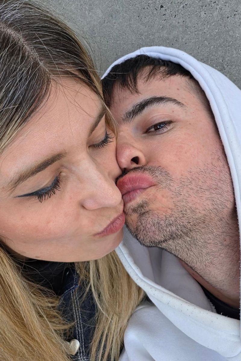 La imagen del beso entre Cristina Boscá y Karin Herrero