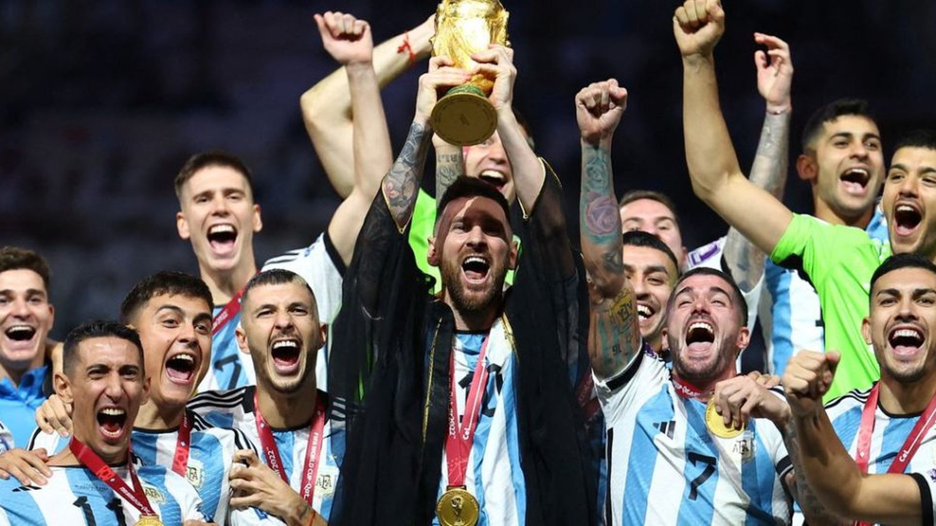 La selección argentina levantando la pasada Copa del Mundo de Qatar en 2022