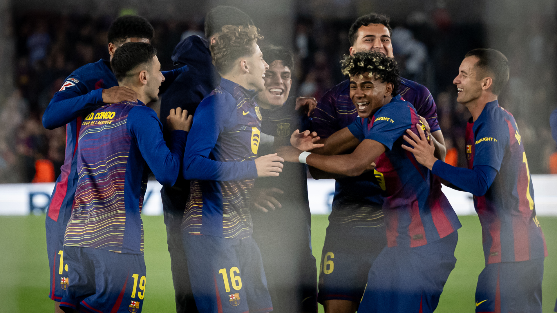 Los jugadores del Barcelona celebran el triunfo ante el Espanyol