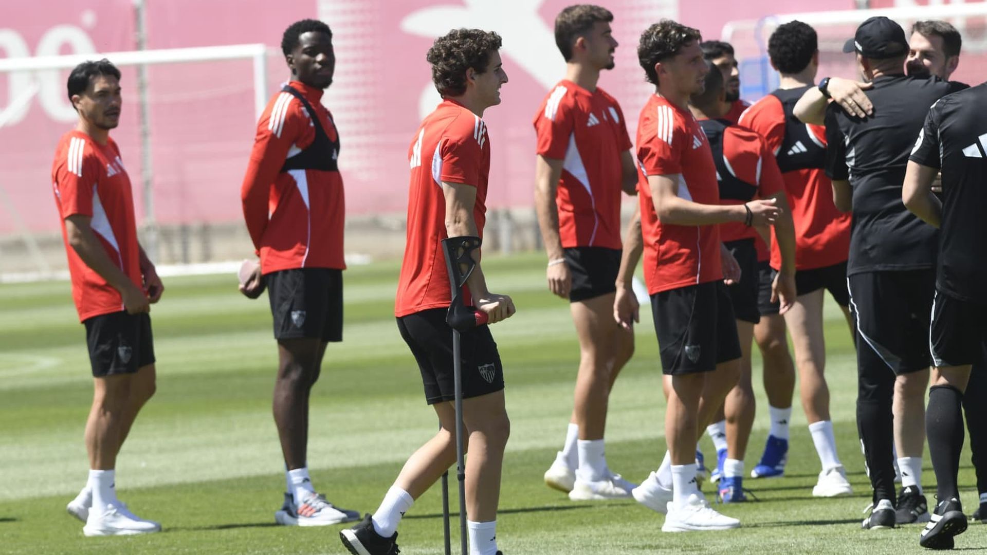 Manu Bueno, en muletas, acudiendo a la charla del entrenamiento