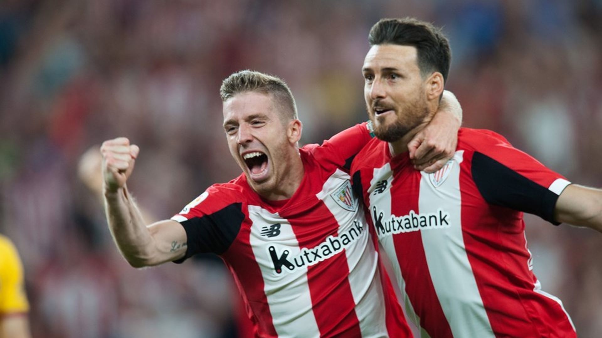Iker Muniain celebra un gol al Barça con Aritz Aduriz
