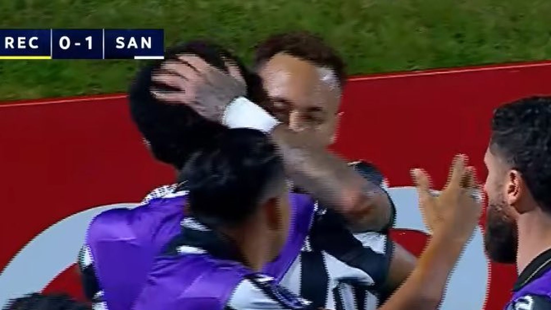 Neymar y Robinho Jr abrazados