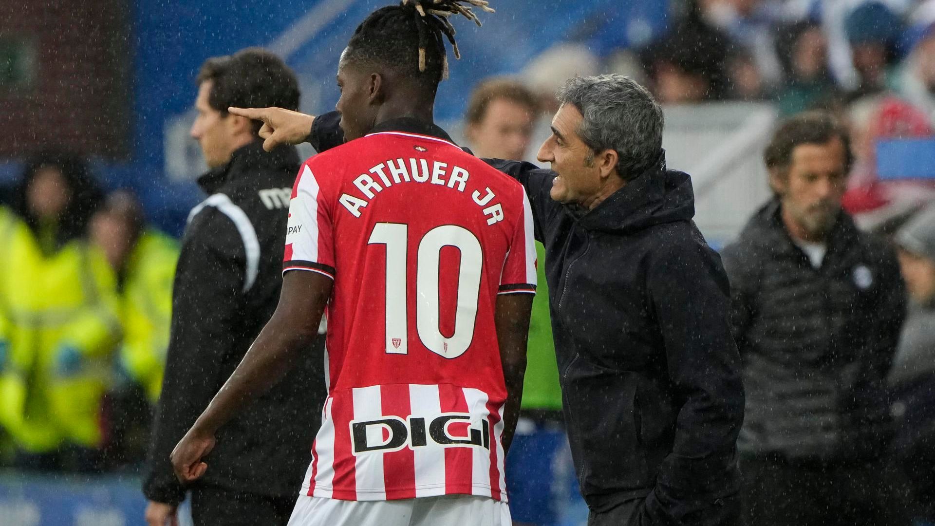 Nico Williams habla con Ernesto Valverde ante el Alavés en Mendizorrotza