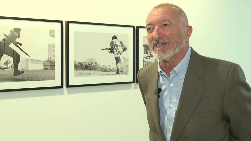 Pérez-Reverte reúne sus crónicas y fotografías bélicas en 'Enviado especial': "La guerra me dejó una mirada con la que escribo novela"