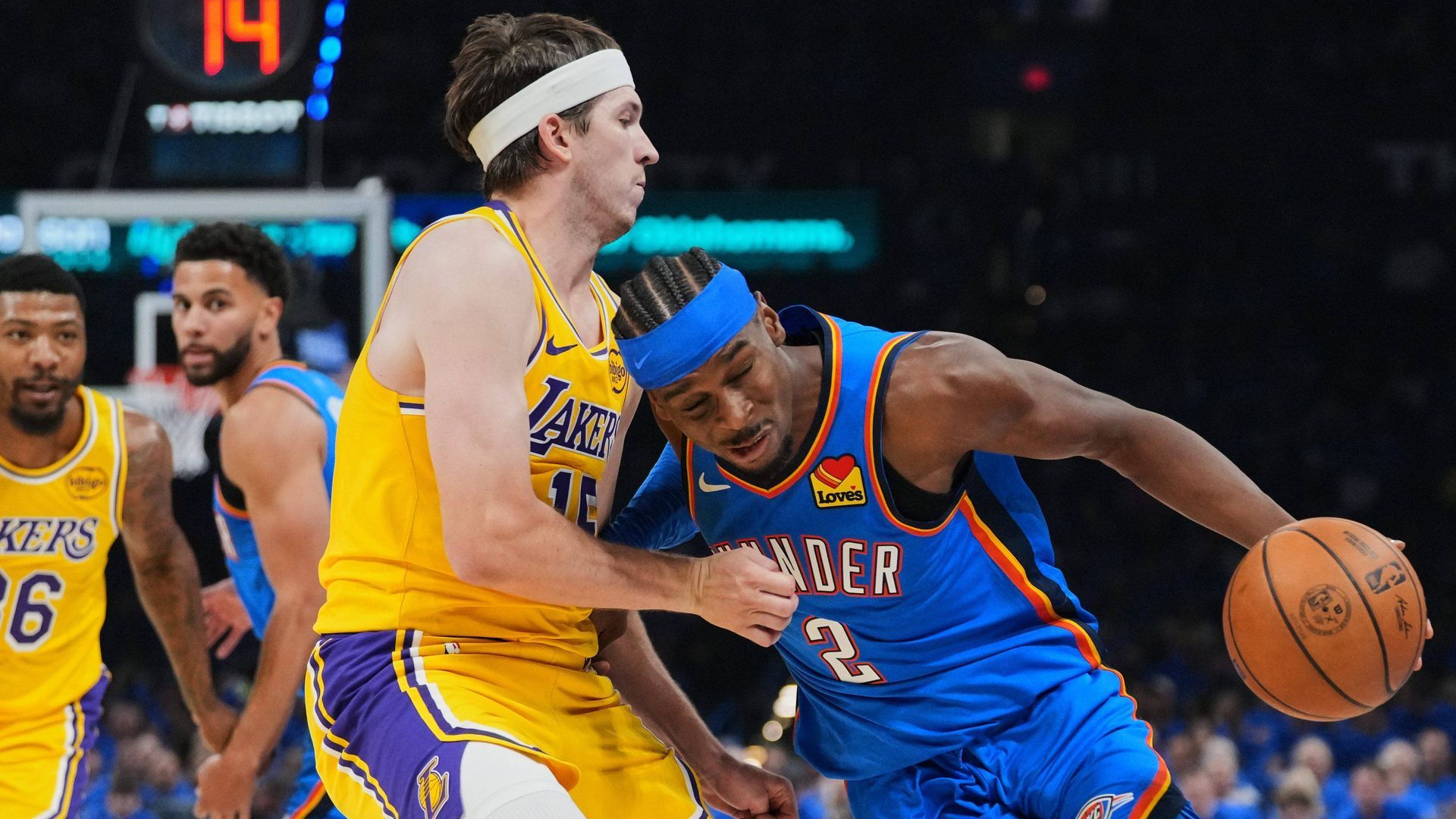 Shai Gilgeous-Alexander y Austin Reaves durante el Thunder-Lakers de las semifinales de la Conferencia Oeste