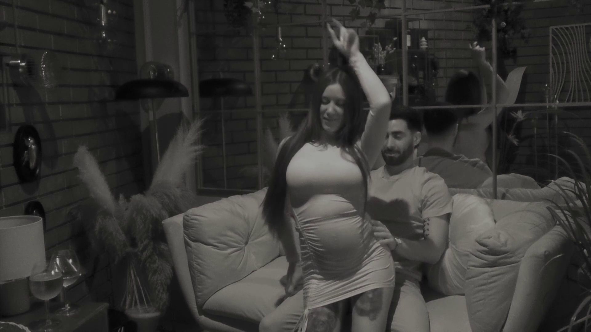 ¡Sube la temperatura! El sensual baile de una soltera gogó que desata la pasión de su cita: “Muy sexy”