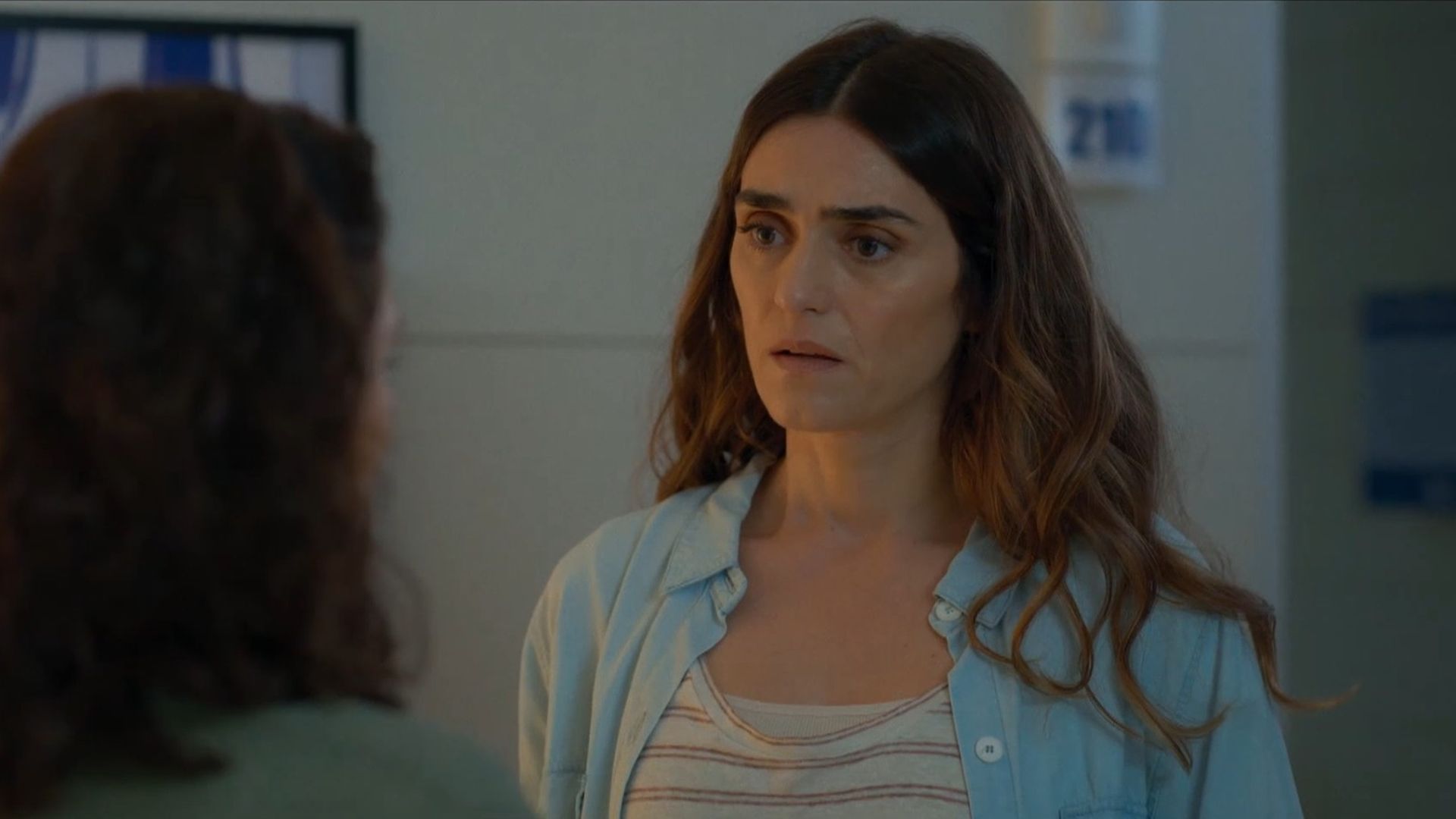 Trini le cuenta a Olivia que su padre ha intentado suicidarse
