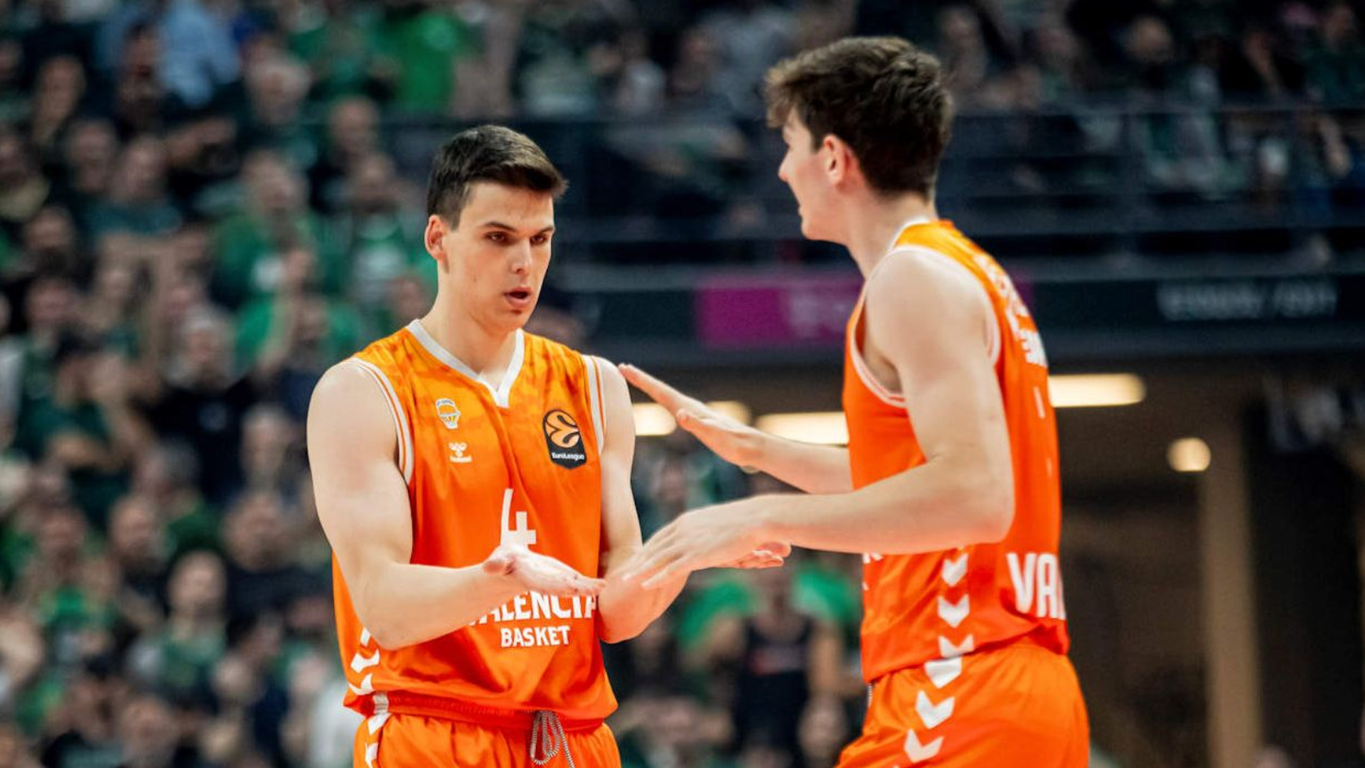 Un gran Valencia Basket se doctora en Atenas y alarga la serie con el Panathinaikos