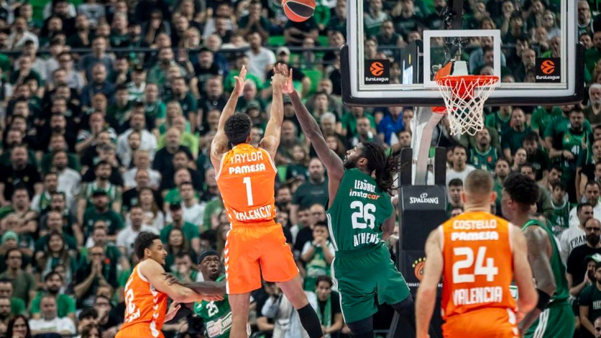 Un gran Valencia Basket se doctora en Atenas y alarga la serie con el Panathinaikos