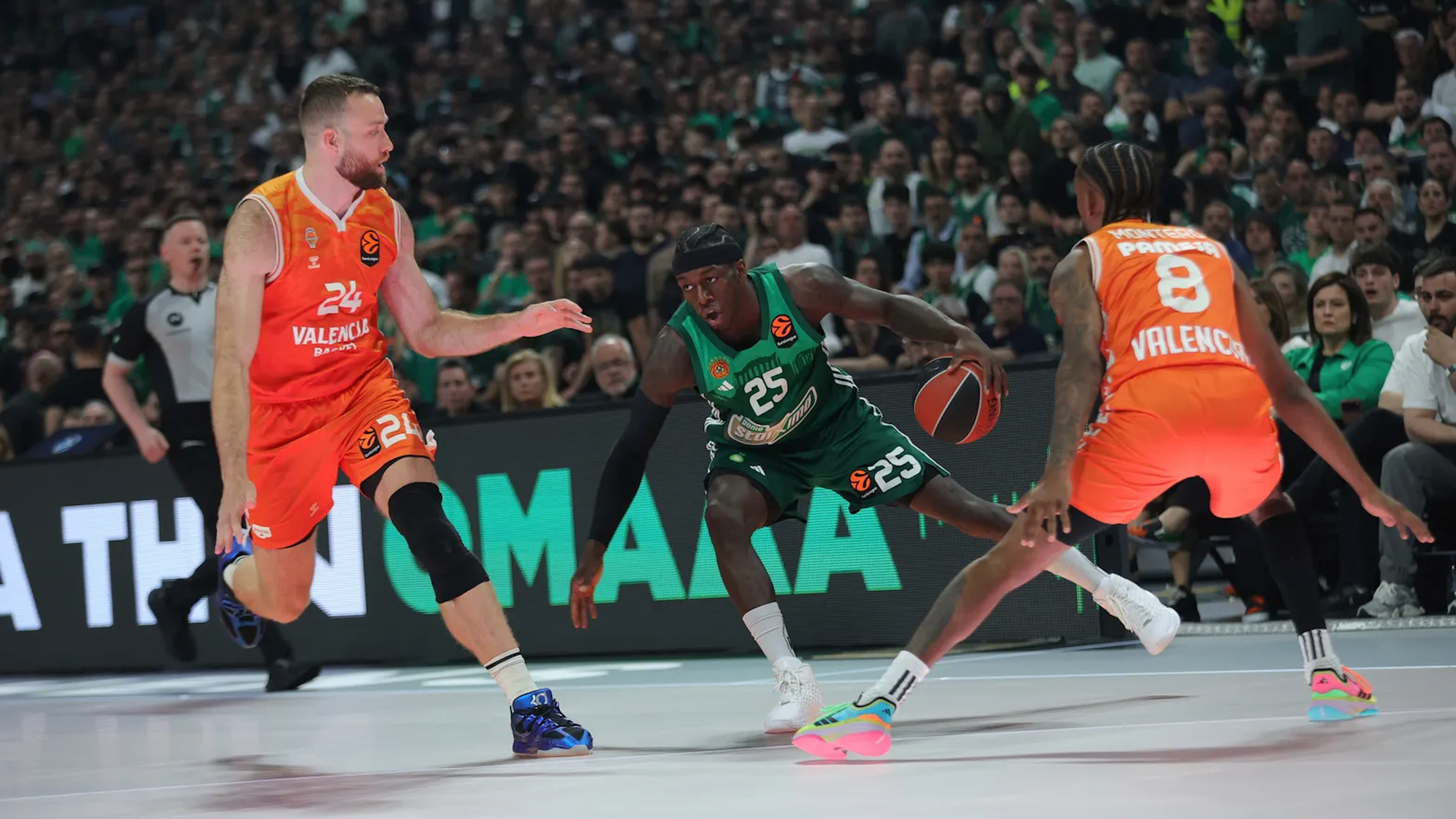 Un gran Valencia Basket se doctora en Atenas y alarga la serie con el Panathinaikos