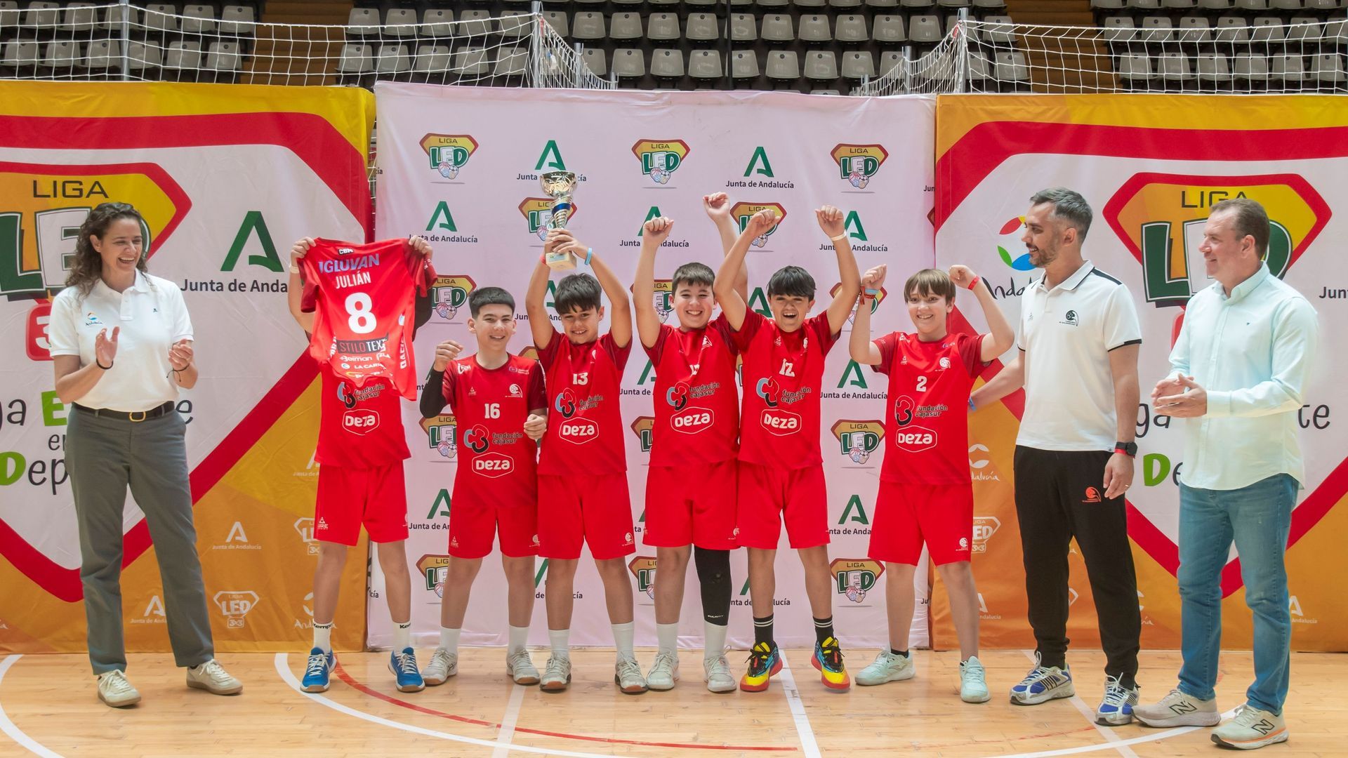 Un grupo de niños, campeones en la Liga LED