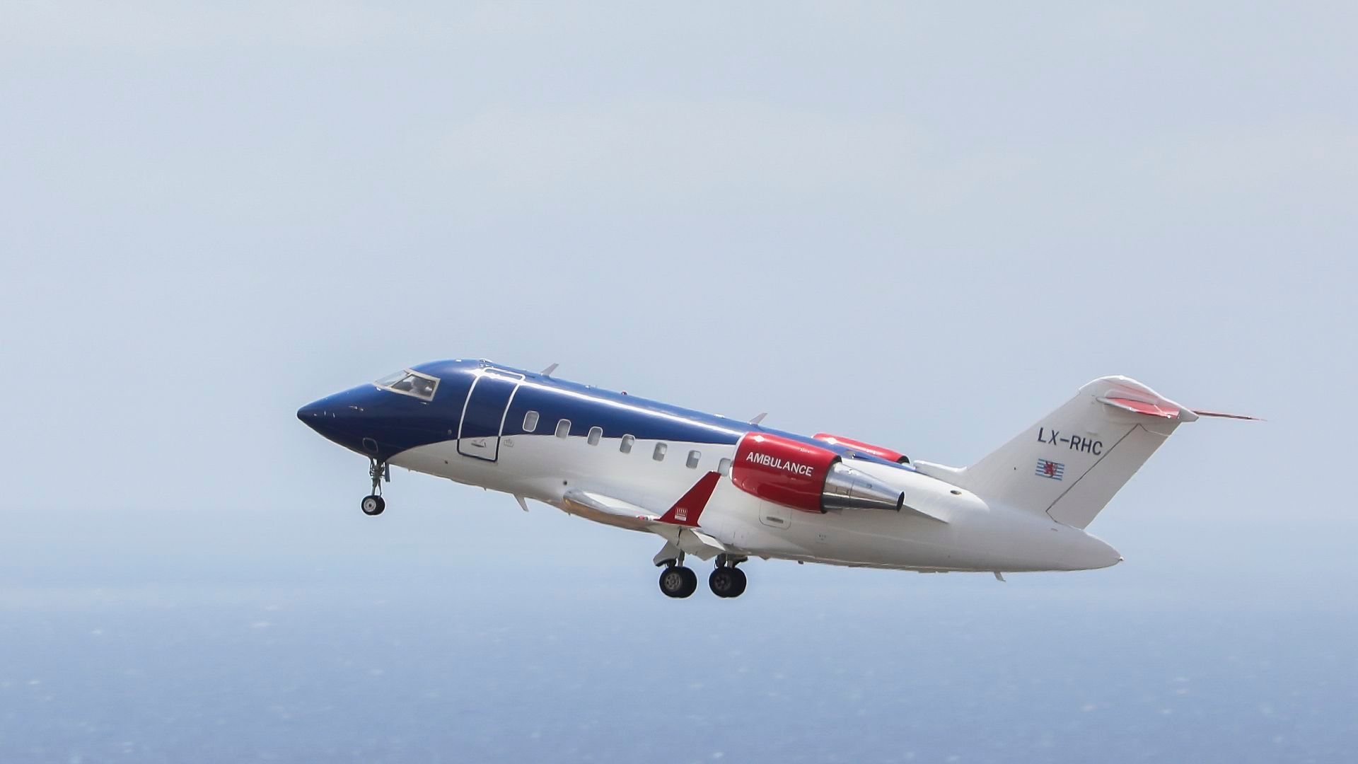Una rotura en la burbuja de aislamiento obliga a parar en Gran Canaria a un avión con dos enfermos de hantavirus