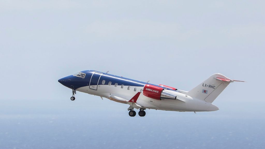 Una rotura en la burbuja de aislamiento obliga a parar en Gran Canaria a un avión con dos enfermos de hantavirus