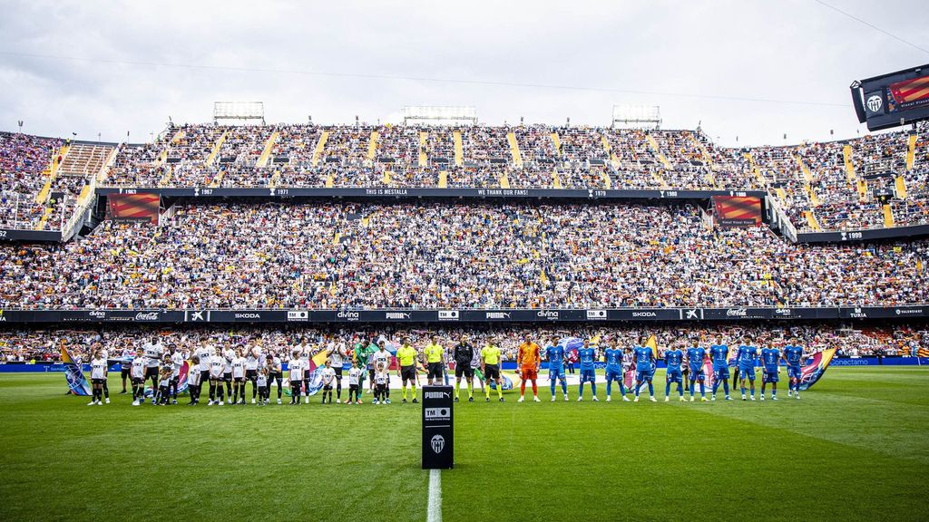 La afición del Valencia carga contra la plantilla y se ceba con Carlos Corberán: "Mercenarios"