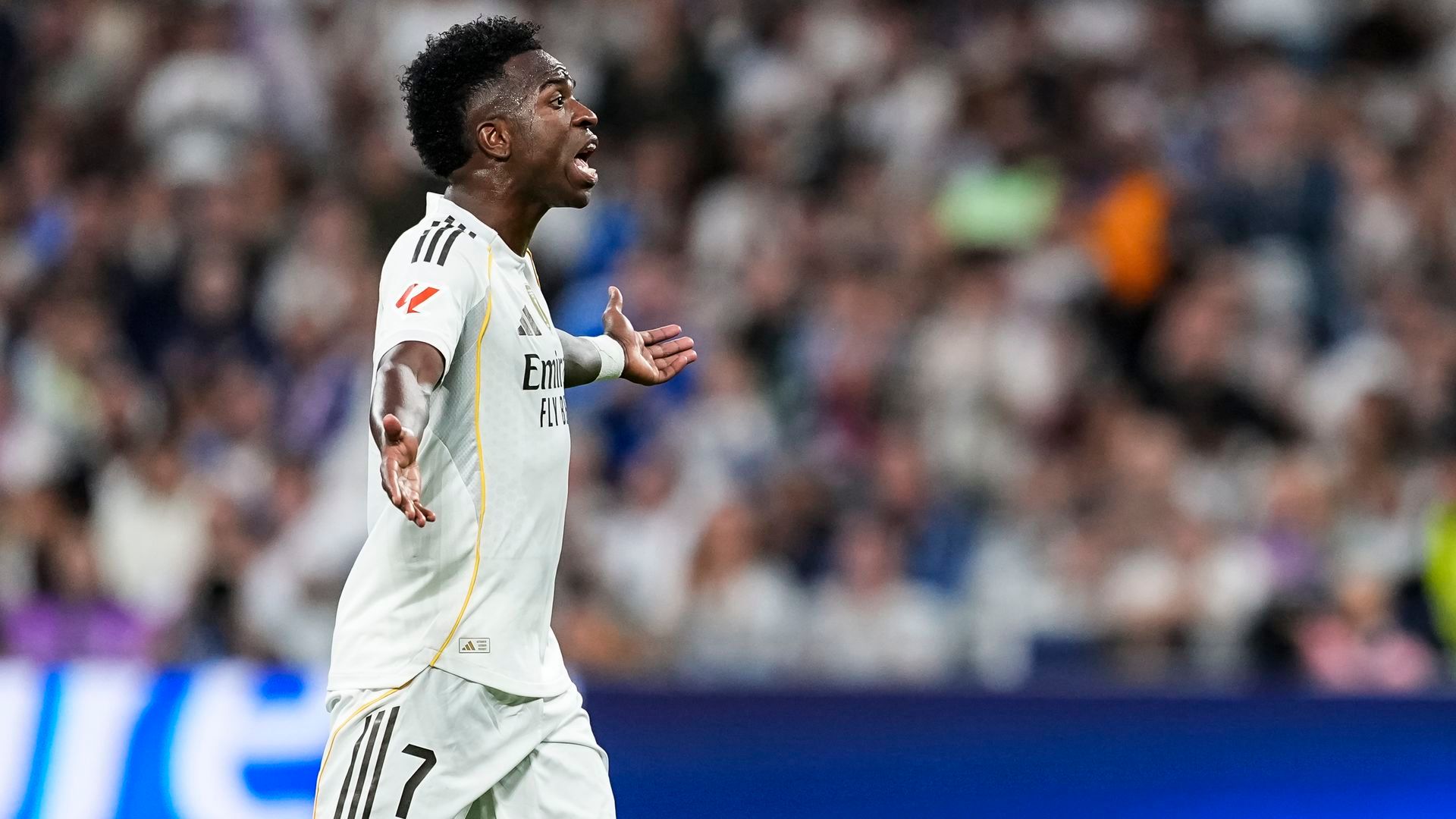 Vinicius quejándose de un cambio