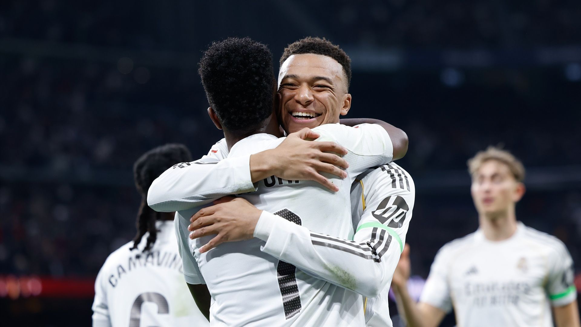 Vinicius y Mbappé se abrazan durante un partido esta temporada
