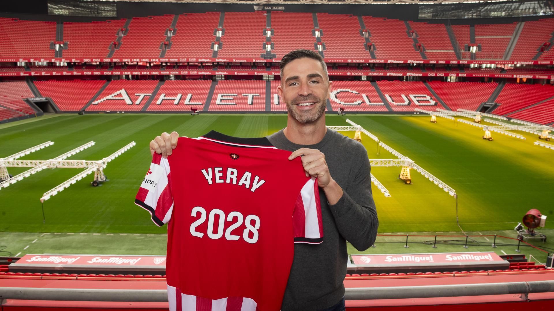 Yeray Álvarez posa en San Mamés tras renovar hasta 2028