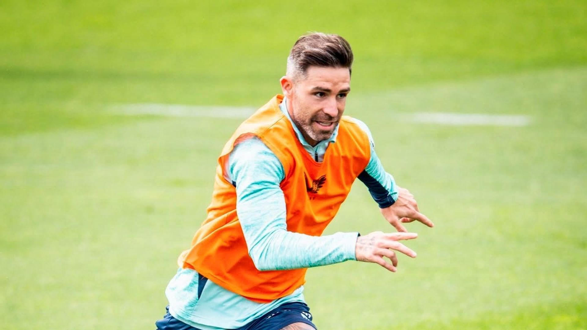 Yeray Álvarez sale al ataque en un entrenamiento en Lezama