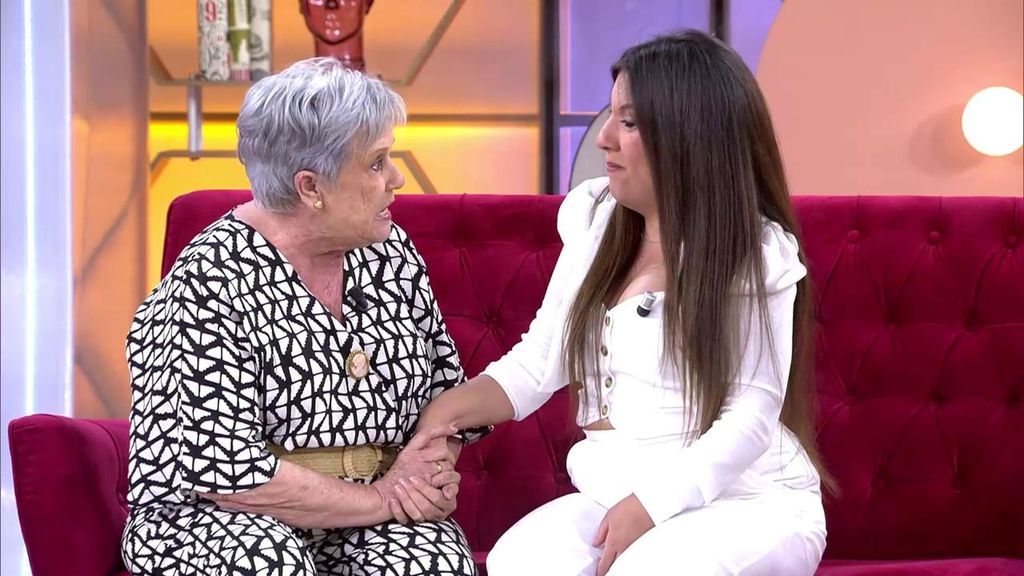 Luna dio por casualidad con la enfermera que le cuidó de pequeña cuando fue diagnosticada de artrogriposis: su reencuentro, 20 años más tarde
