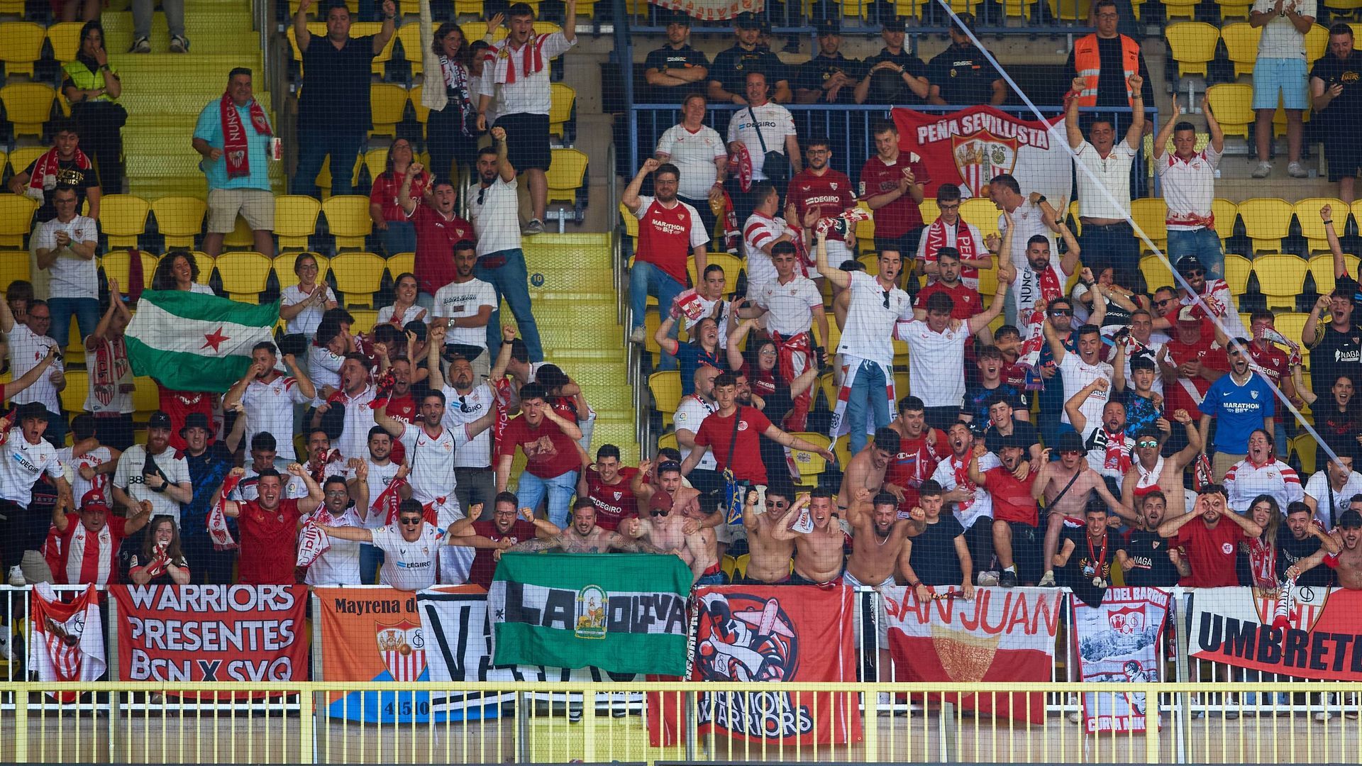 Aficionados del Sevilla, en el Estadio de La Cerámica