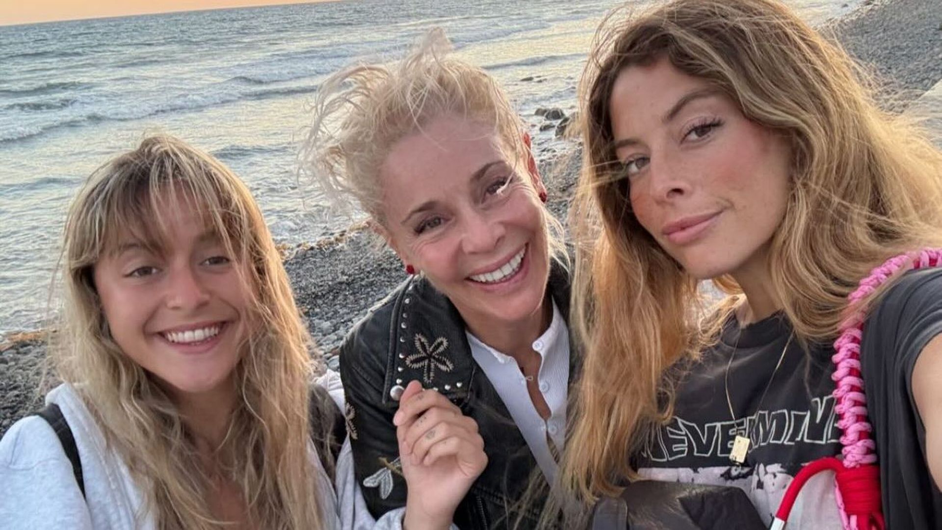 Belén Rueda, junto a sus hijas Lucía y Belén Écija