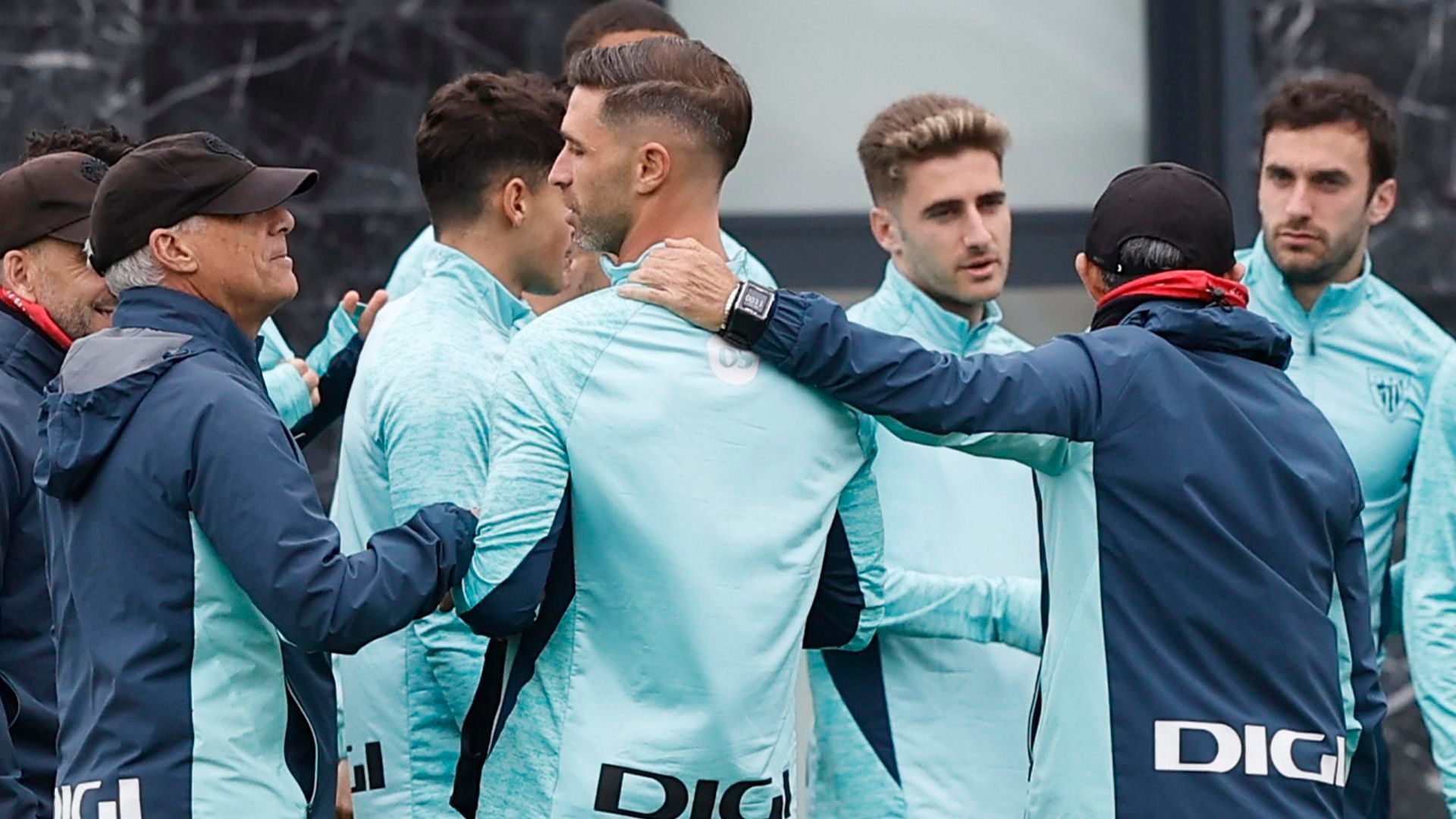 Buen rollo en el entrenamiento en Lezama tras la renovación de Yeray Álvarez