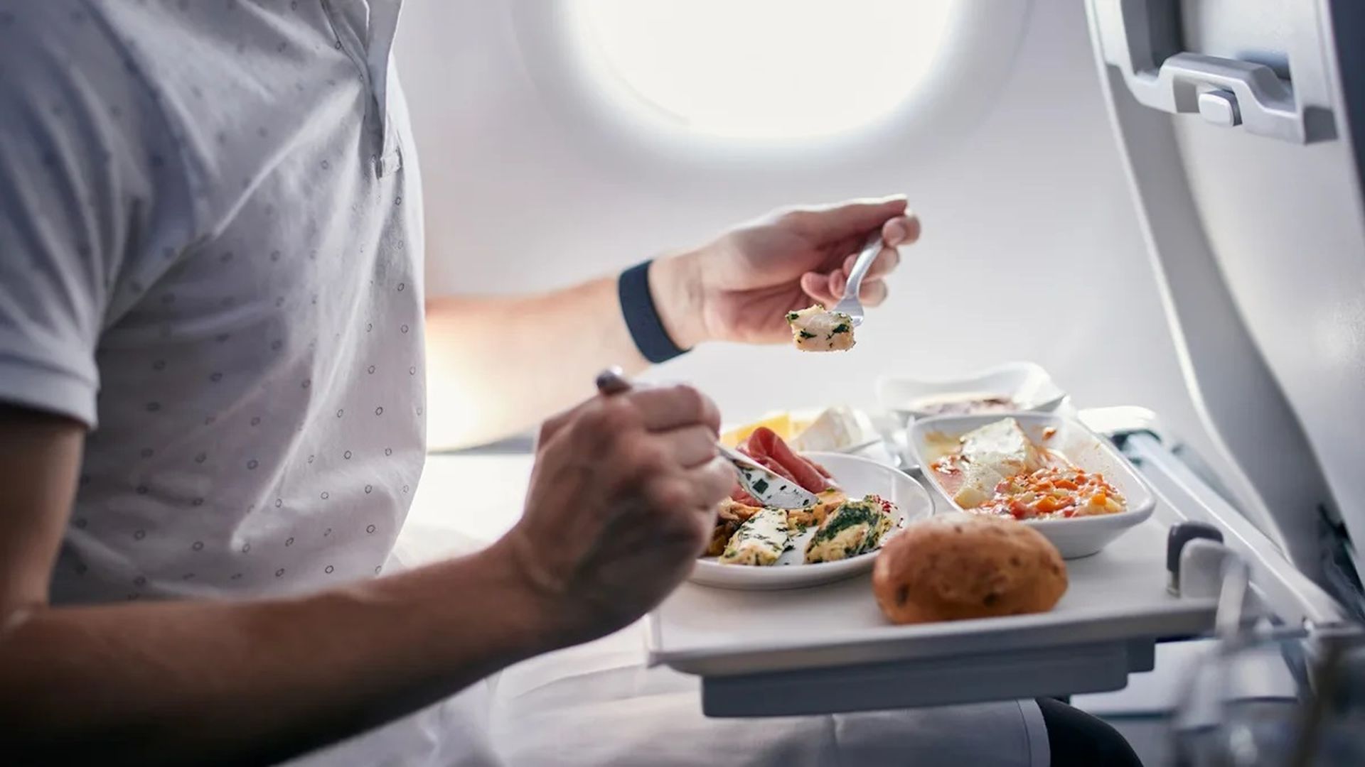 Comiendo en un avión
