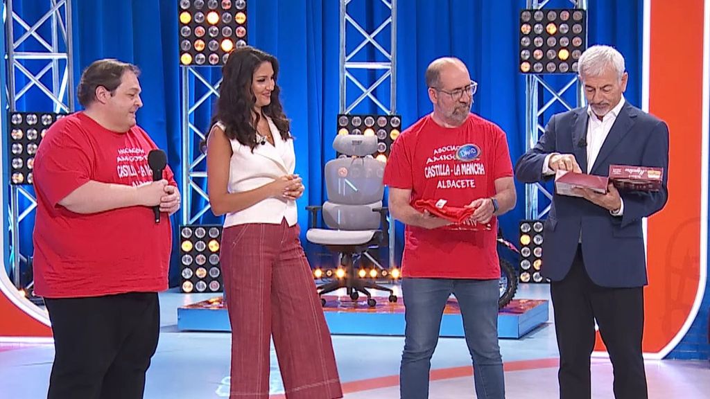 Carlos Sobera protagoniza un divertido momento con el regalo de un concursante: ''Me da apuro''