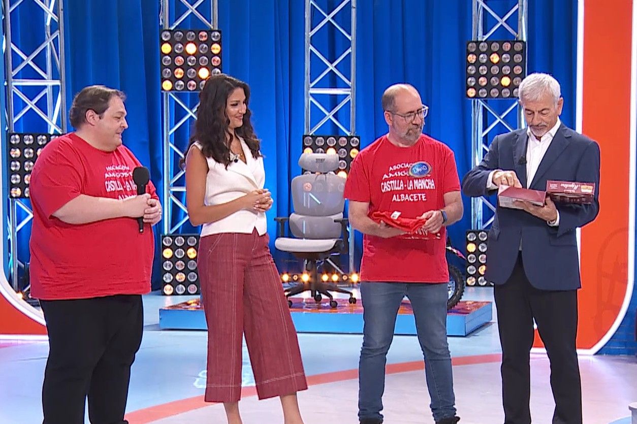 Carlos Sobera protagoniza un divertido momento con el regalo de un concursante: ''Me da apuro''