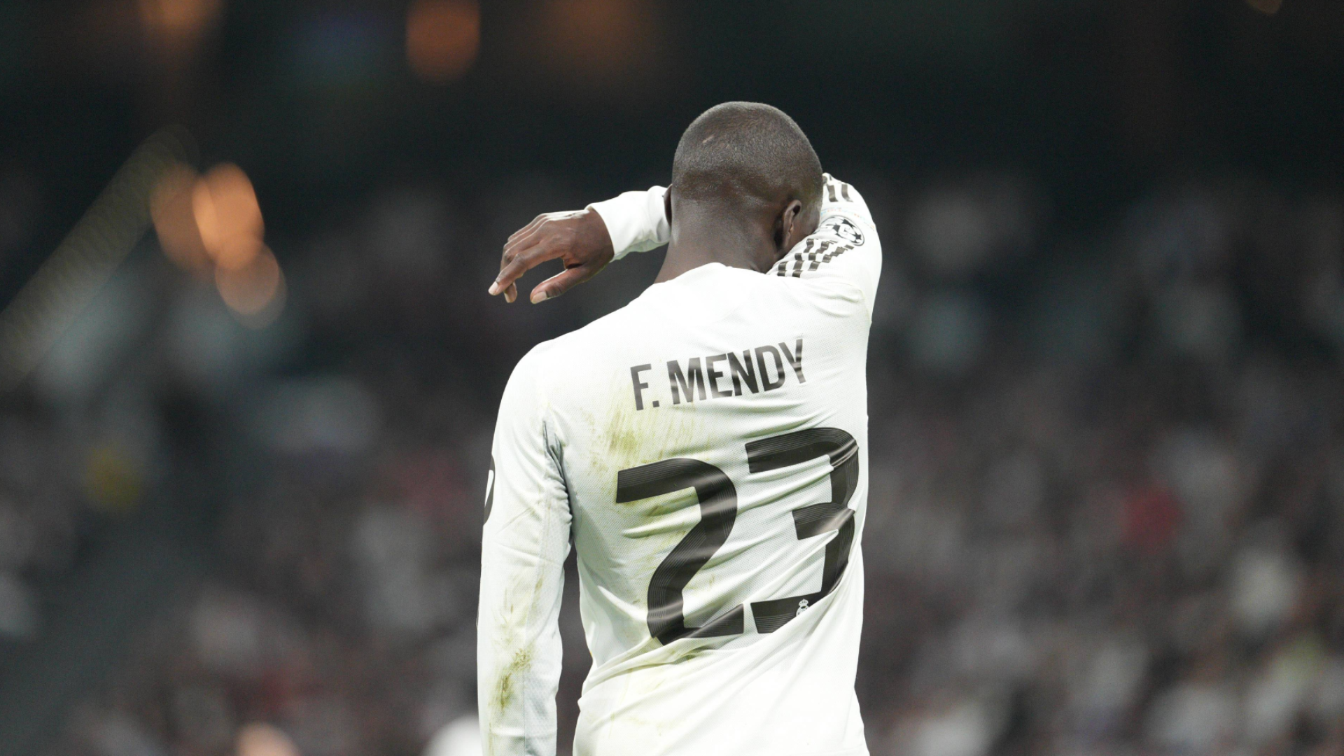 Ferland Mendy se lamenta en un partido del Real Madrid