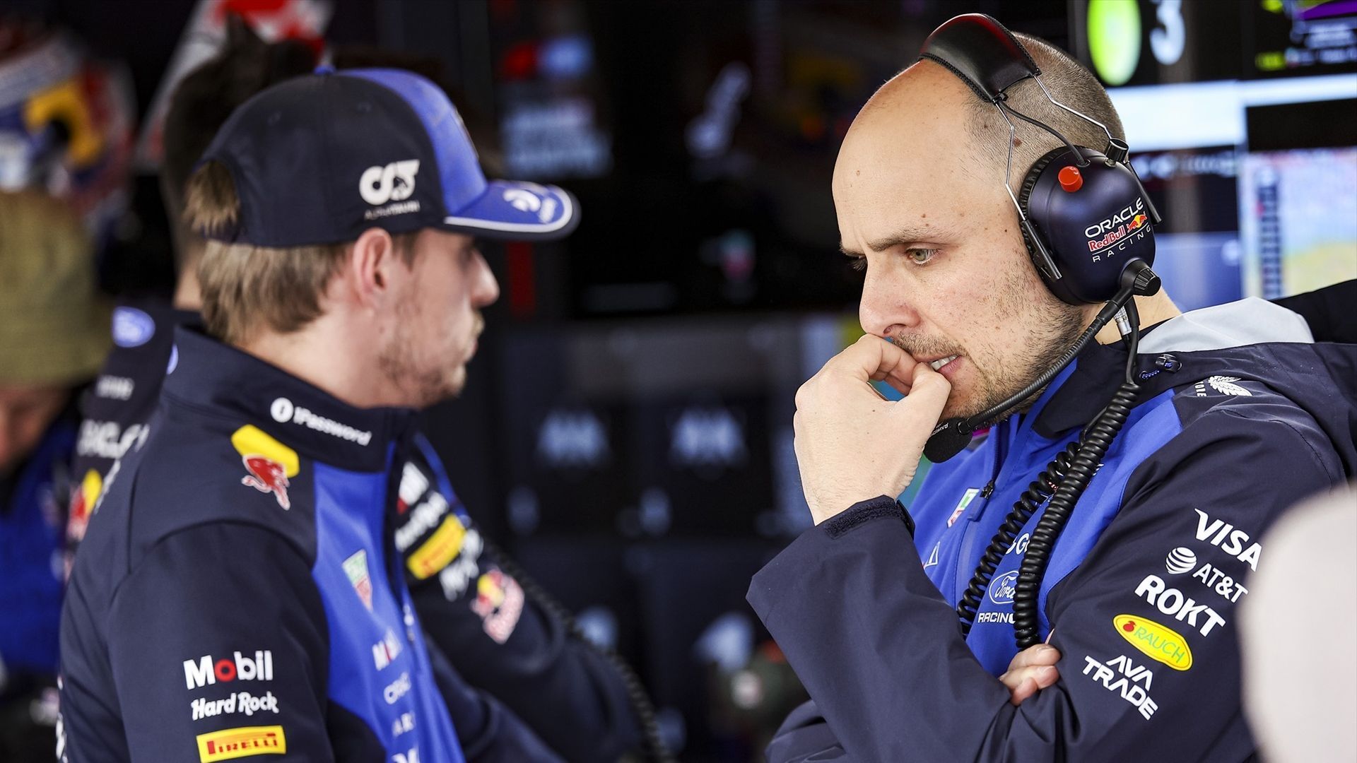 Gianpiero Lambiase y Max Verstappen en el box de Red Bull esta temporada