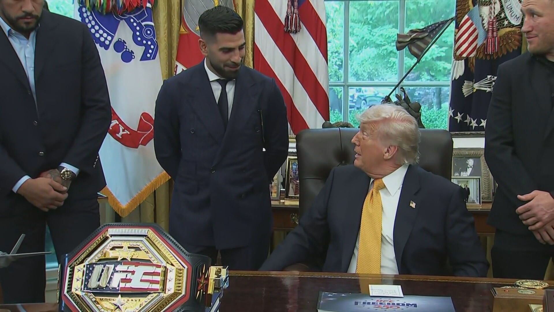 Ilia Topuria con Donald Trump y Justin Gaethje en el despacho oval de la Casa Blanca