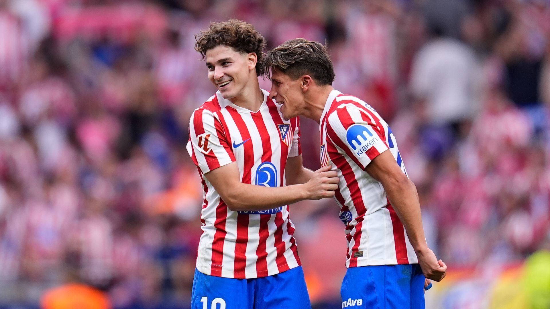 Julián Álvarez y Giuliano Simeone en un partido del Atlético