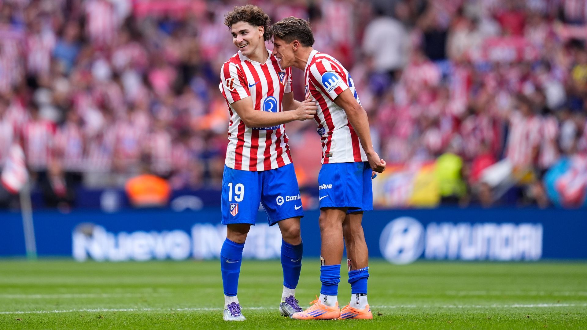 Julián Álvarez y Giuliano Simeone en un partido del Atlético
