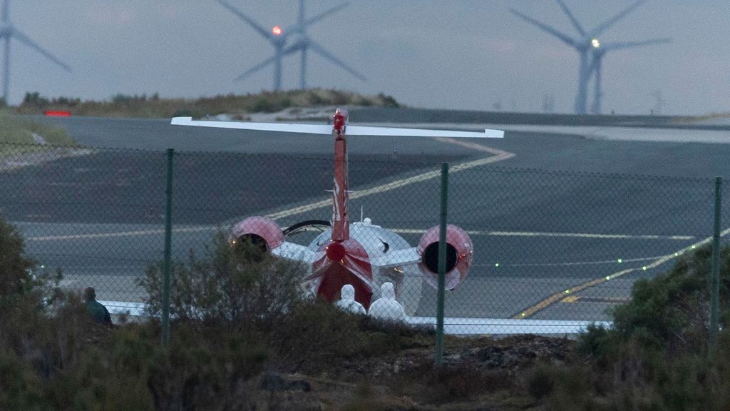Los dos pacientes de hantavirus que en su traslado hacia Países Bajos fueron derivados por una avería a Canarias han reanudado ya su viaje a Ámsterdam