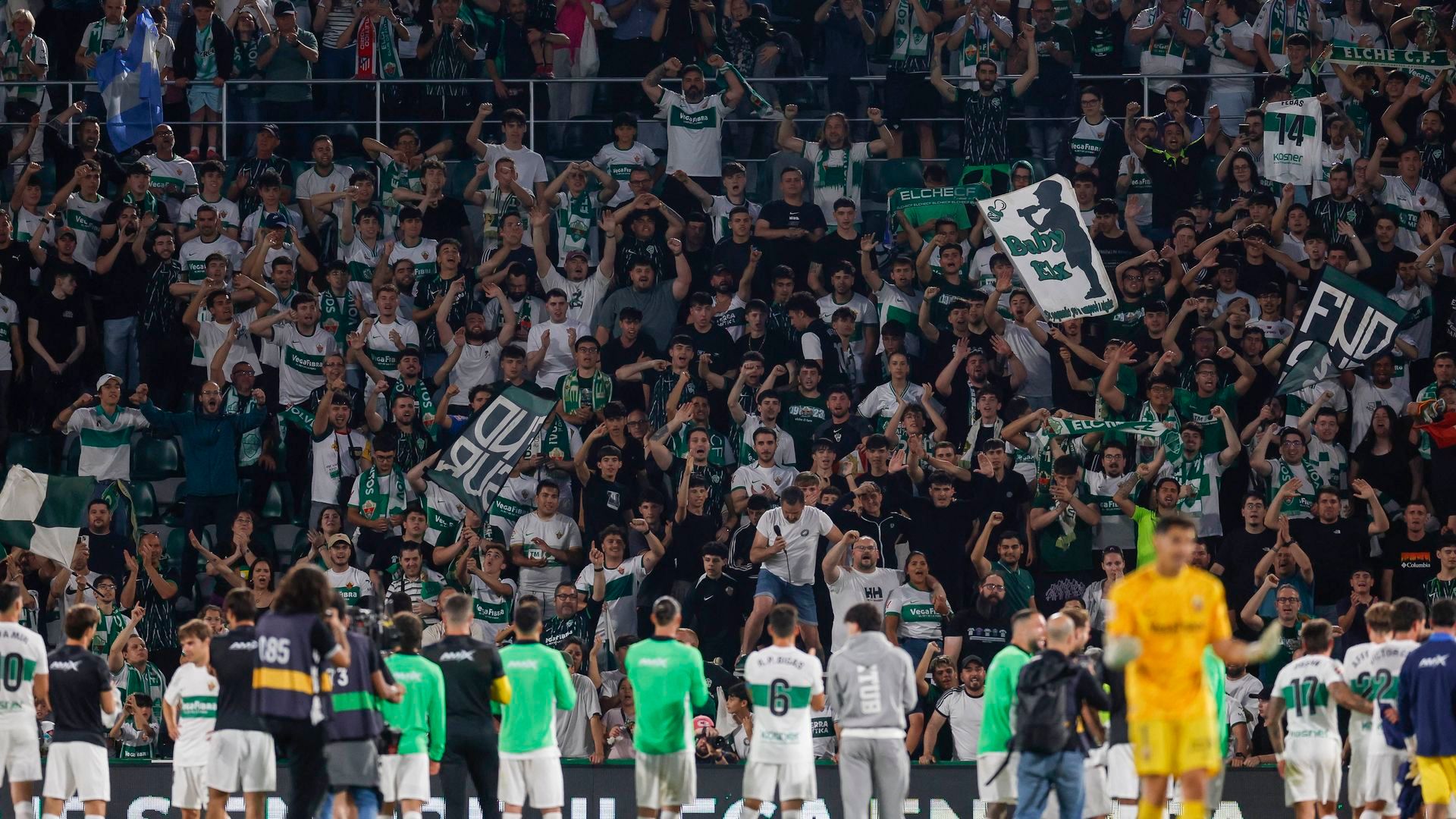 Los jugadores del Elche celebran la victoria frente al Atlético de Madrid.