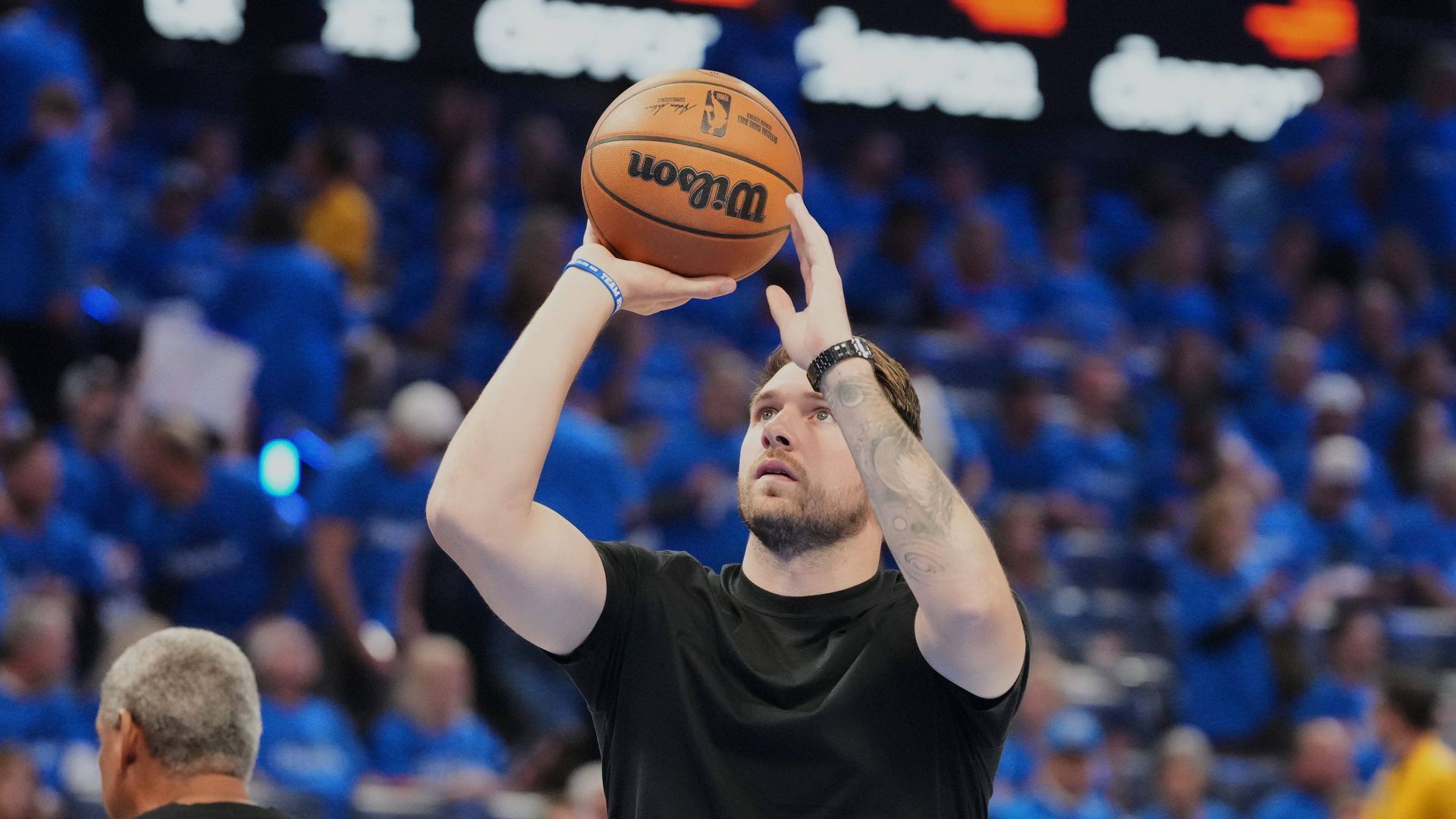 Luka Doncic durante un tiempo muerto del Oklahoma City Thunder - Los Ángeles Lakers