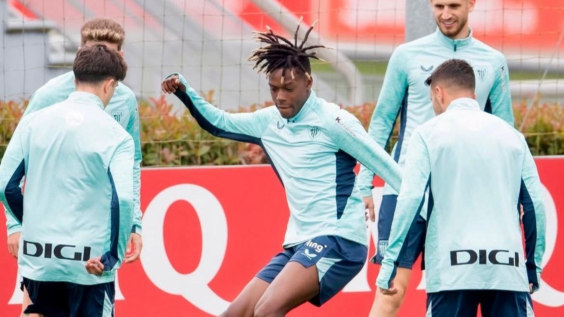 Nico Williams en acción en un entrenamiento en Lezama