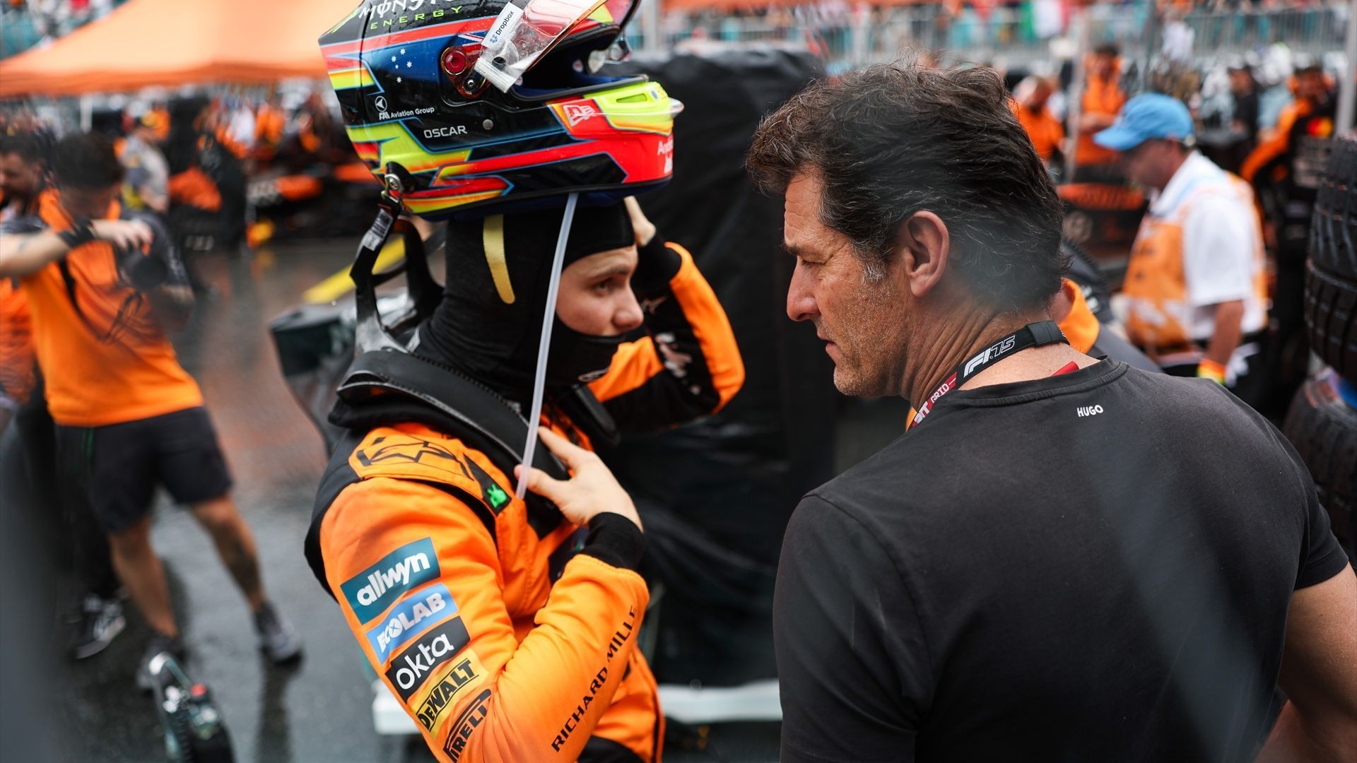 Oscar Piastri y Mark Webber en la parrilla antes del Gran Premio de Miami del año pasado