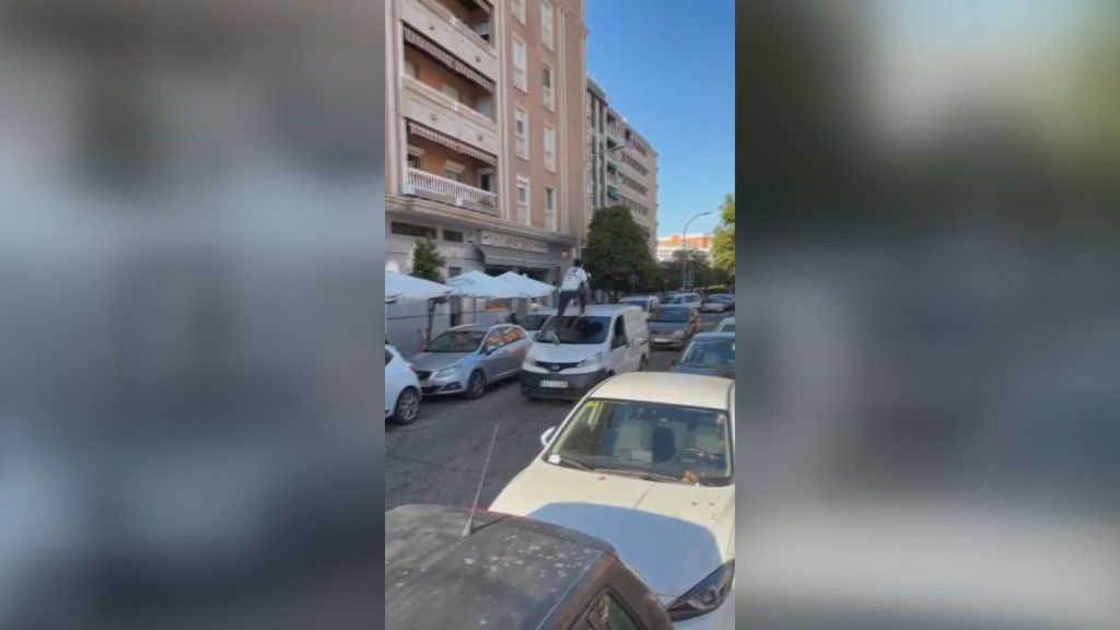 Rafa, el camarero de Córdoba que se ha hecho viral con sus acrobacias y piruetas con la bandeja