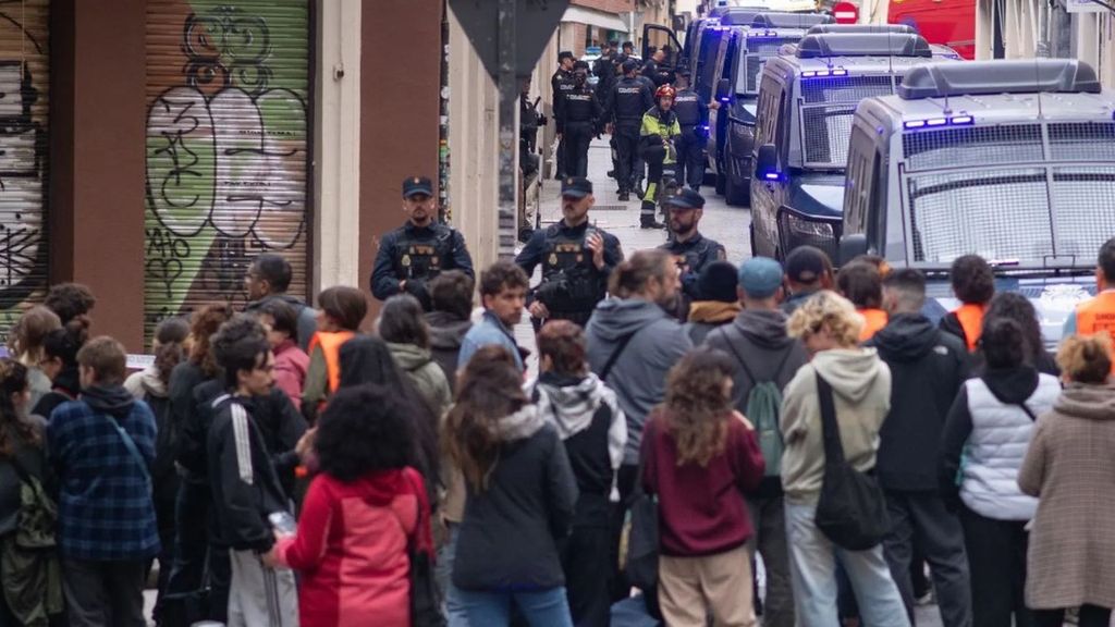 Una congregación religiosa intenta desahuciar por quinta vez a un inquilino de 67 años entre fuertes protestas sociales en Madrid
