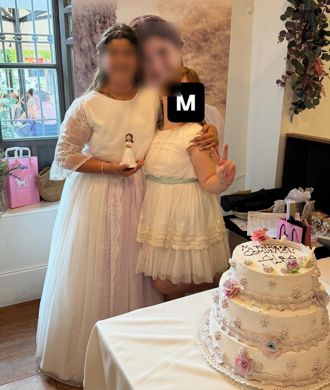 Alba junto a su hermana pequeña, María Jesús